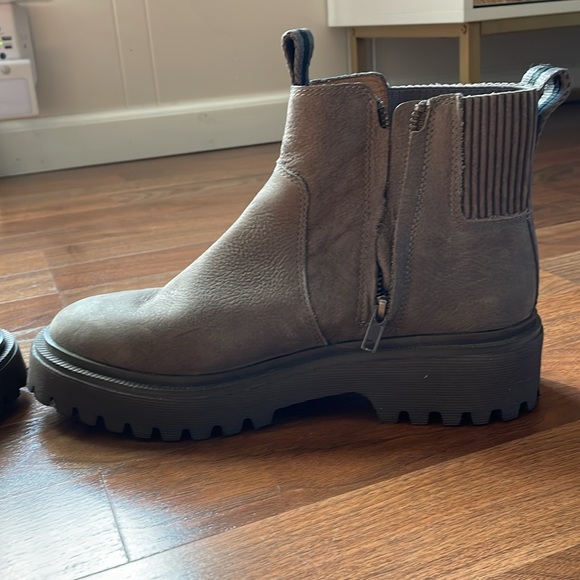 Madewell ankle boots. 8.5. Women’s grey side zip - Picture 6 of 9